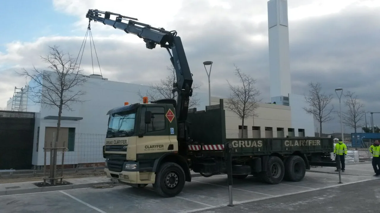 CAMIÓN GRÚA DAF 3 EJES CON GRÚA HIAB 322 E-8 de Grúas Claryfer