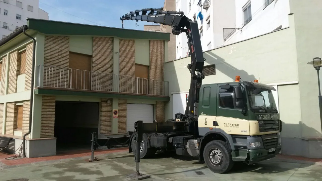 TRACTORA CON GRÚA DAF 4×2 CON GRÚA HIAB 477 de Grúas Claryfer