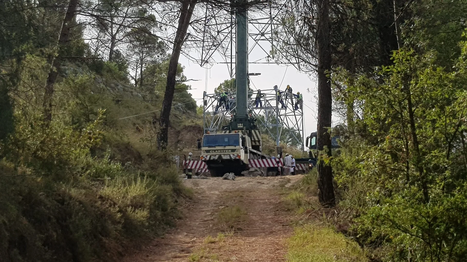 AUTO GRÚA PPM ATT 900 – 80 TONELADAS de Grúas Claryfer