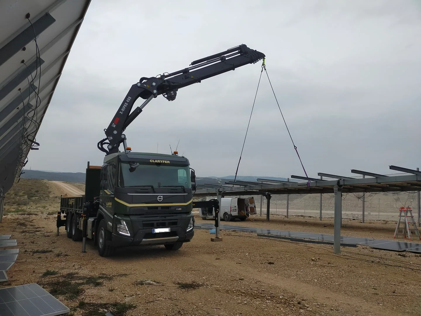 CAMIÓN GRÚA VOLVO 3 EJES CON GRÚA HIAB 408 E-8 de Grúas Claryfer