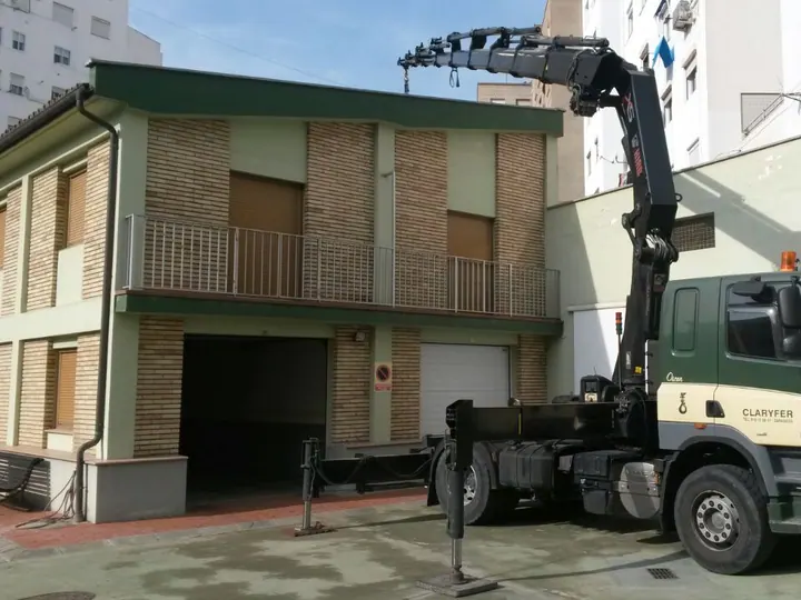 TRACTORA CON GRÚA DAF 4×2 CON GRÚA HIAB 477 de Grúas Claryfer