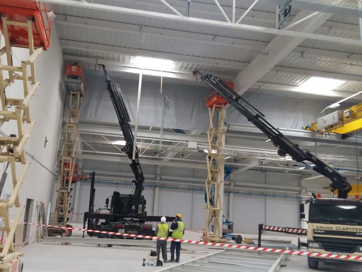 TRACTORA CON GRÚA DAF 4×2 CON GRÚA HIAB 330 de Grúas Claryfer