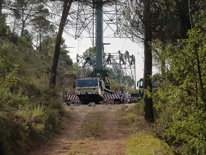 AUTO GRÚA PPM ATT 900 – 80 TONELADAS de Grúas Claryfer