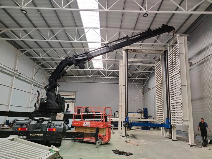 TRACTORA CON GRÚA DAF 6×4 CON GRÚA HIAB 700 de Grúas Claryfer