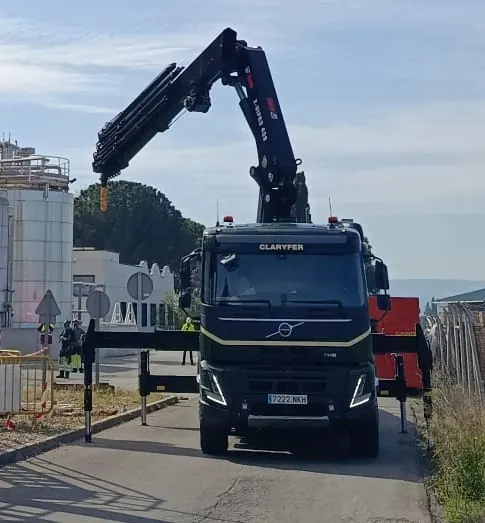 Trabajo de grúa y transporte Claryfer: FOTO NKH